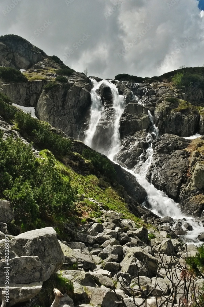 Widok na górski wodospad (Wielka Siklawa)