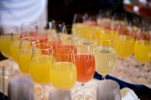 rangées de verres avec des boissons alcoolisés colorés photo