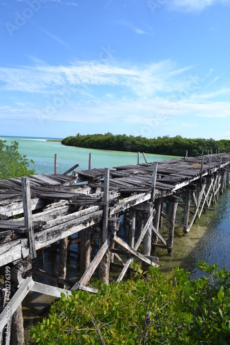 Bild auf Leinwand pont cassé de l'île de Pablo Escobar