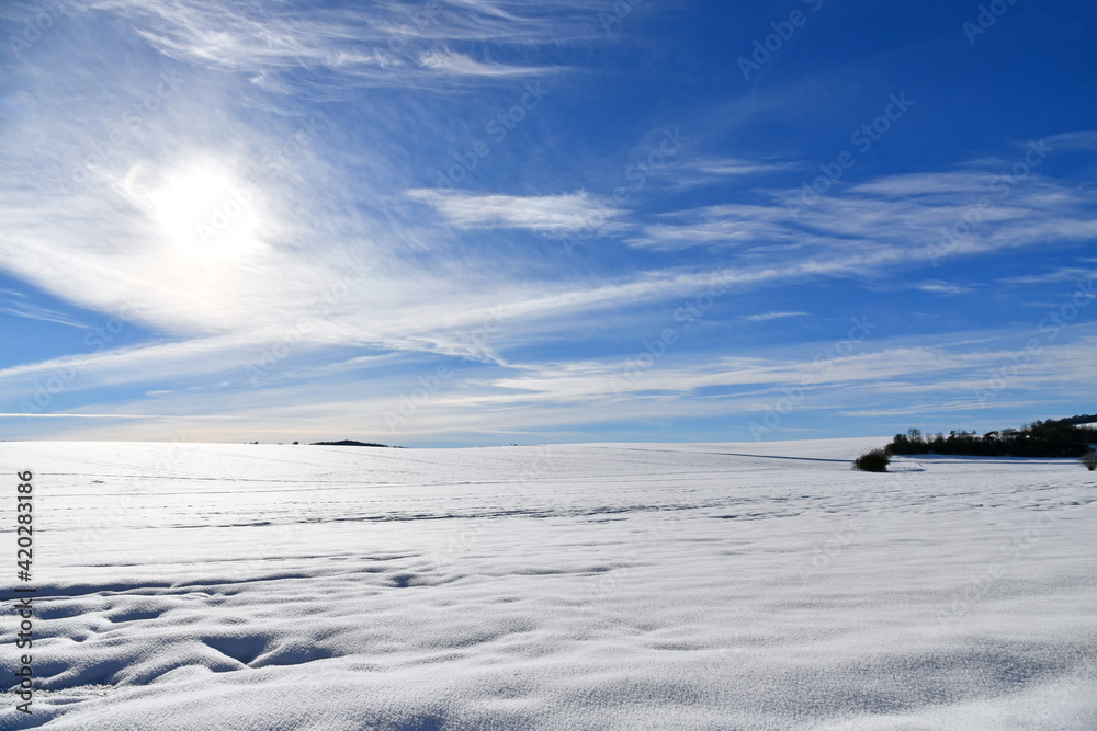 verschneite Winterlandschaft mit blauem Himmel verschneite Winterlandschaft mit blauem Himmel