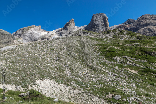 Vallon de l' Arcelin et ses aiguilles : Paysage du parc National de la Vanoise en été , Pralognan la Vanoise , Savoie , Alpes , France photo