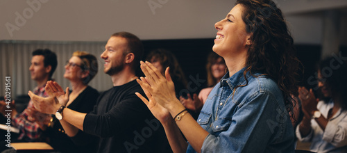 Foto Business professionals applauding at a seminar