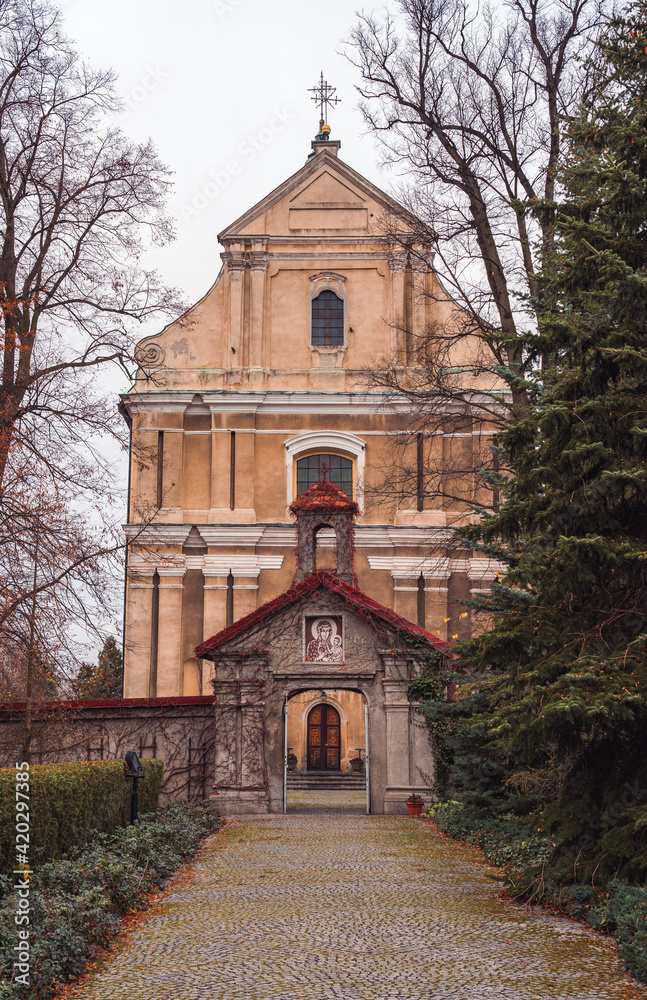 klasztor w Lutomiersku, jesień klasztor w Lutomiersku, jesień