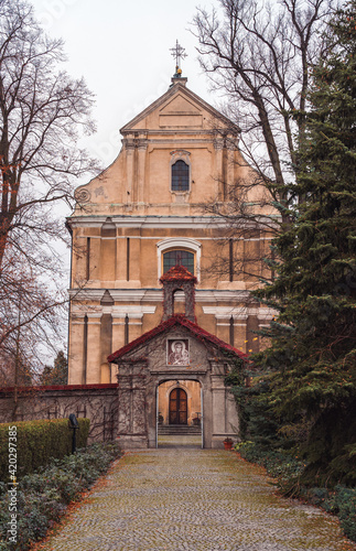 Fototapeta Naklejka Na Ścianę i Meble -  klasztor w Lutomiersku, jesień