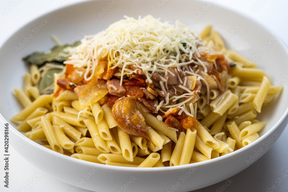 Plato casero de macarrones con tomate y queso Plato casero de macarrones con tomate y queso