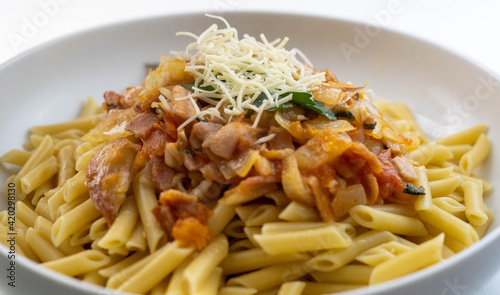 Plato casero de macarrones con tomate y queso