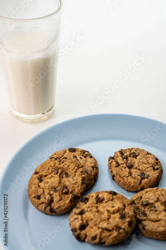 Plato de galletitas y un vaso de leche
