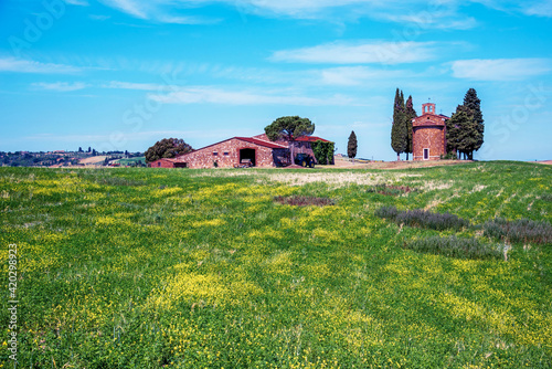 Obraz na płótnie charming landscape with chapel of Madonna di Vitaleta near rape fiald on a sunny day in San Quirico d'Orcia (Val d'Orcia) in Tuscany, Italy. Excellent tourist places. w salonie