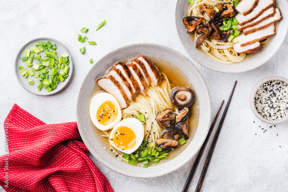 Foto de Chicken shiitake ramen noodle soup bowl on a grey concrete