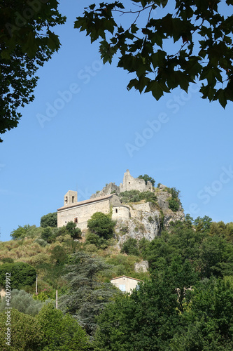 Burghügel in Entrechaux, Provence photo