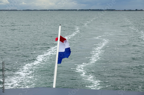 Flagge der Niederlande an einem Schiff auf der Oosterschelde