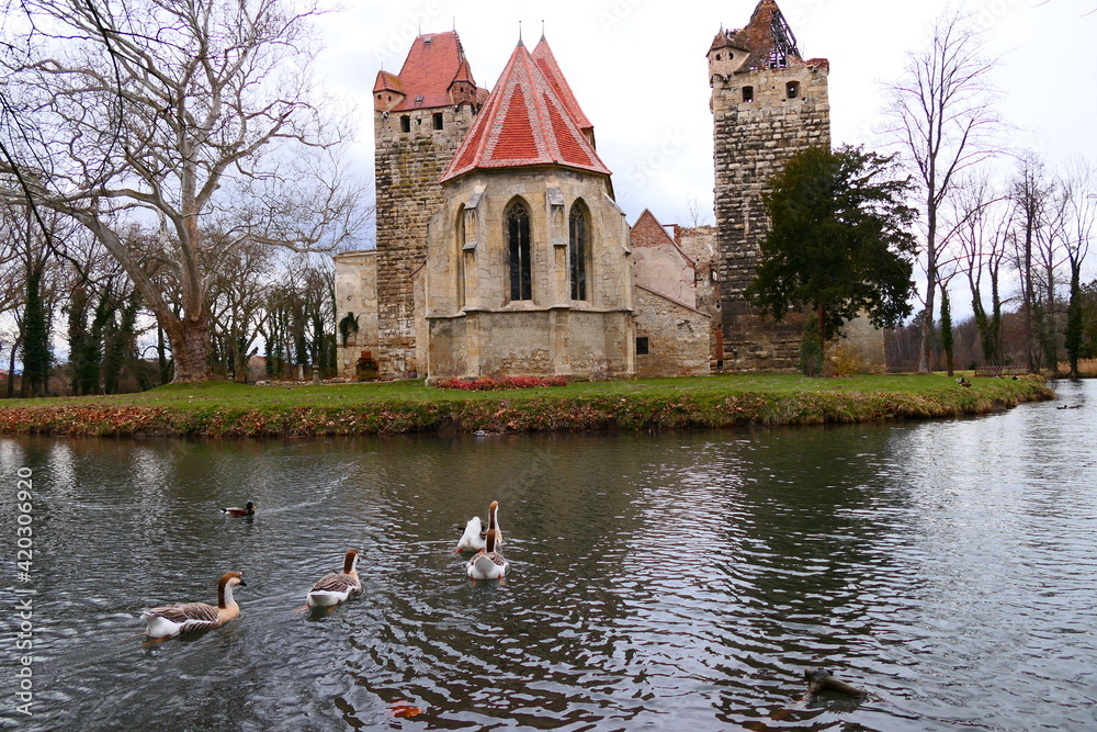 Obraz premium Schlossteich und Schlosskapelle Pottendorf