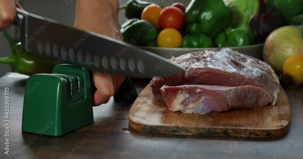 sharping knife to slice beef 