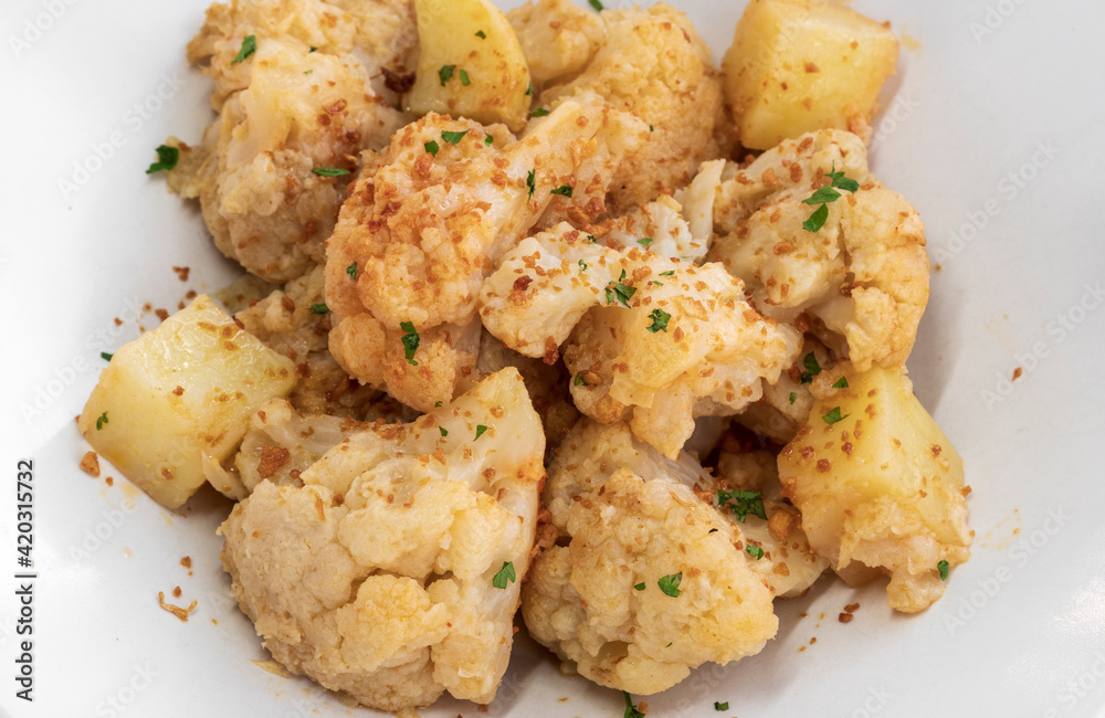 coliflor con refrito de ajo y aceite de oliva coliflor con refrito de ajo y aceite de oliva
