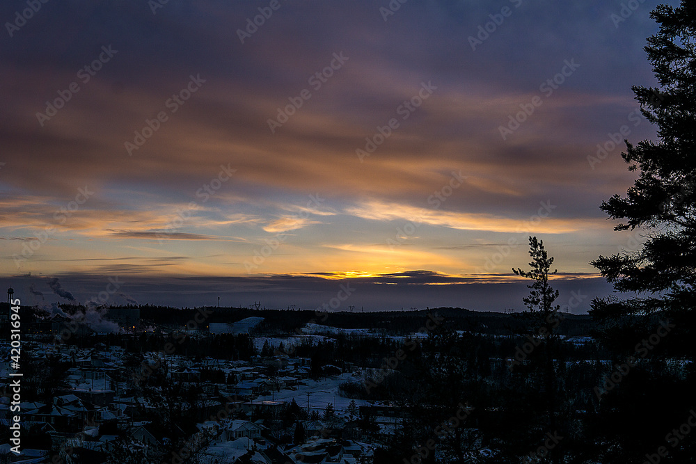 Obraz premium Colorful sunset on the background of the city