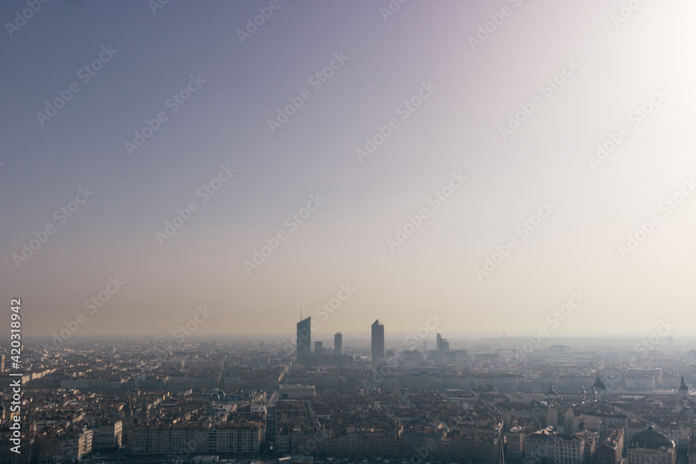ville de Lyon avec une atmosphère polluée au dessus des habitations