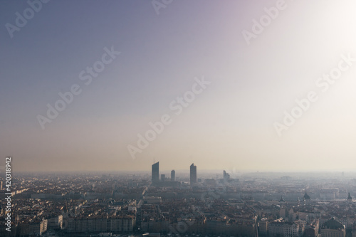ville de Lyon avec une atmosphère polluée au dessus des habitations