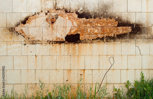 mancha en una pared de azulejos sucios y abandonados photo