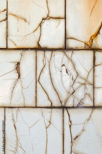 textura de pared con azulejos rotos y oxidados.
grietas . photo