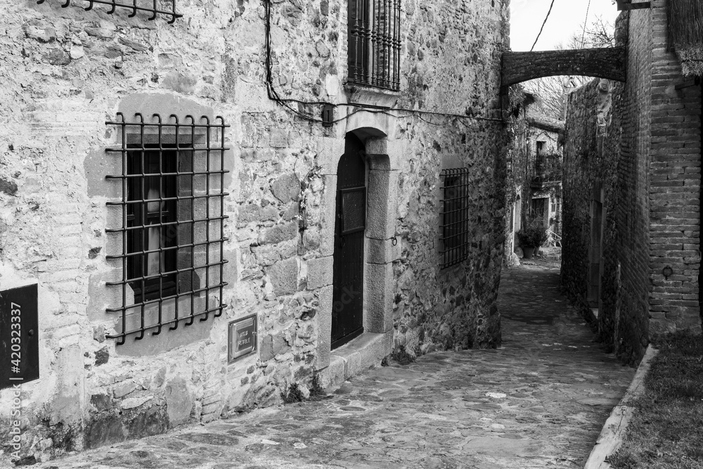 Paisajes y rincones del pequeño pueblo rustico de Sant Martí Vell, en la comarca del Gironès, de Catalunya Paisajes y rincones del pequeño pueblo rustico de Sant Martí Vell, en la comarca del Gironès, de Catalunya
