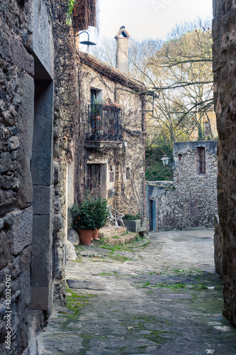 Fototapeta Naklejka Na Ścianę i Meble -  Paisajes y rincones del pequeño pueblo rustico de Sant Martí Vell, en la comarca del Gironès, de Catalunya