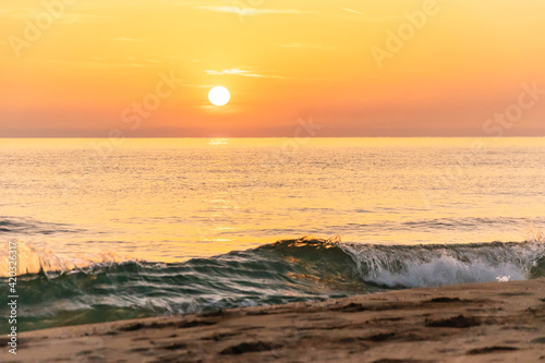 Imagen de un precioso amanecer junto al mar Mediterráneo. 