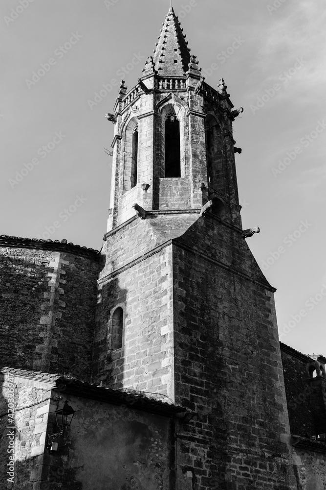 Paisajes y rincones del pequeño pueblo rustico de Sant Martí Vell, en la comarca del Gironès, de Catalunya