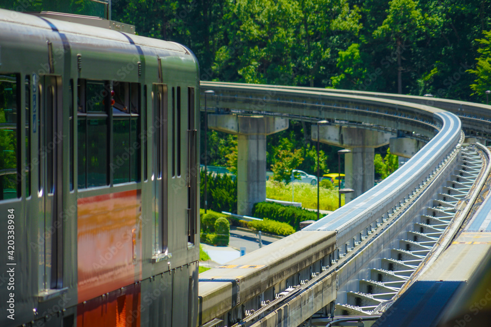 Naklejka premium 多摩都市モノレールと新緑