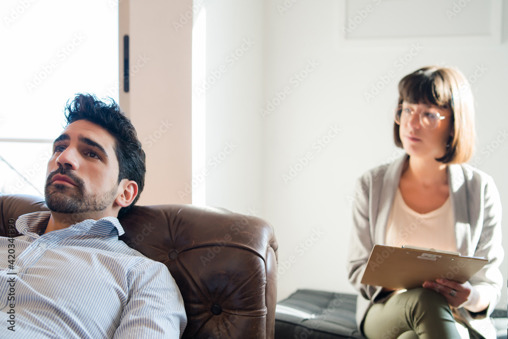 Obraz premium Psychologist taking notes during therapy session.