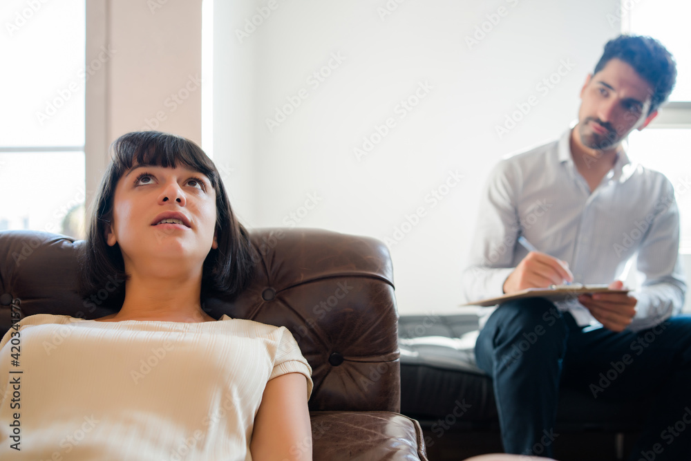 Obraz premium Psychologist taking notes during therapy session.