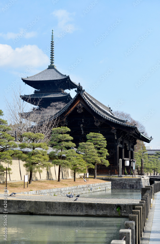 東寺　南大門と五重塔　京都市