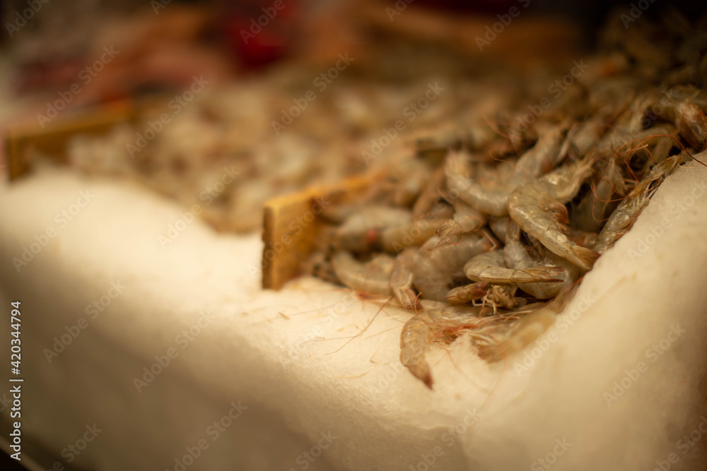 Obraz premium pescado en mercado, congelado, sabroso, fresco, camarones congelados