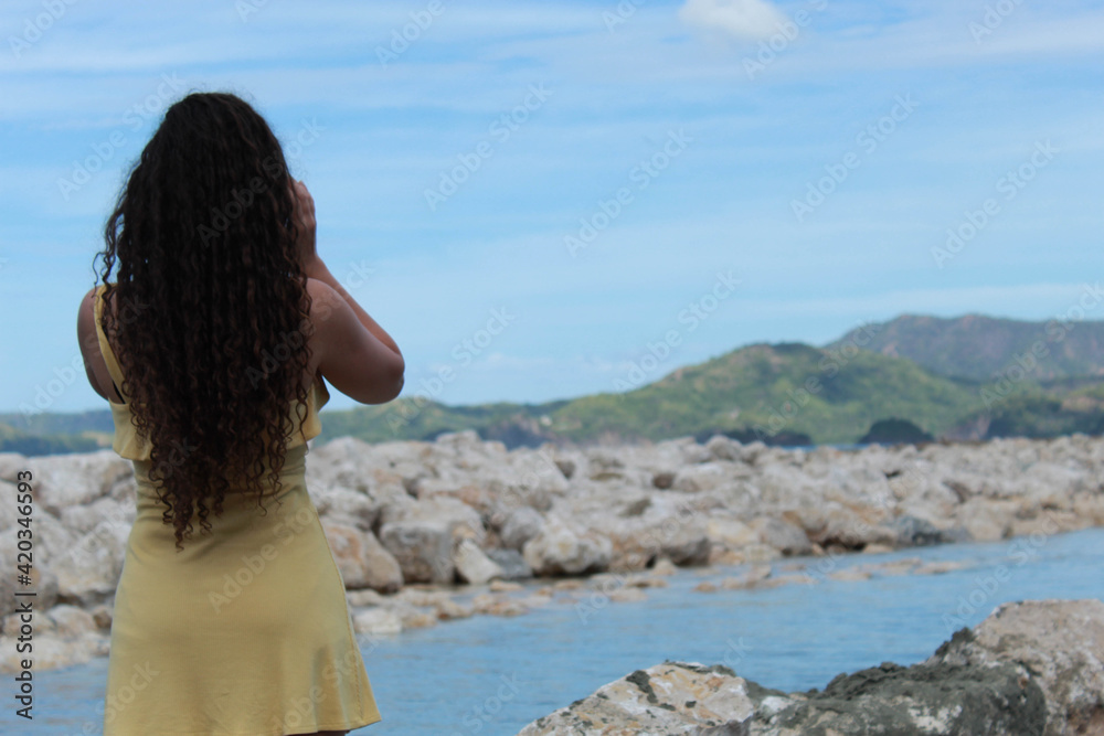 Obraz premium woman sitting on the beach