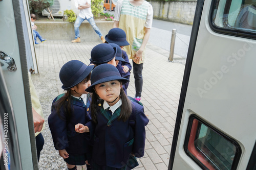 登校する子どもたち