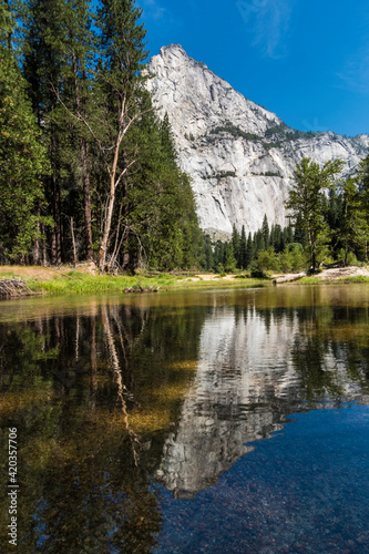 Fototapeta Naklejka Na Ścianę i Meble -  summer landscape photo of Yosemite National park taken from Yosemite valley .