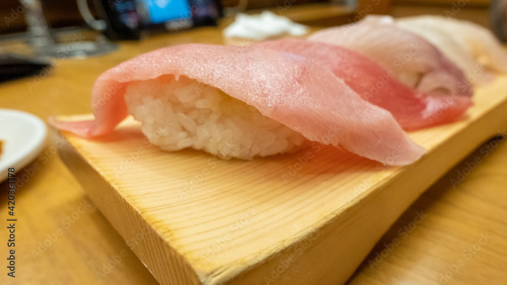 日本の食文化　寿司のセット　マグロ・トロ・ハマチ・カンパチ・鯛