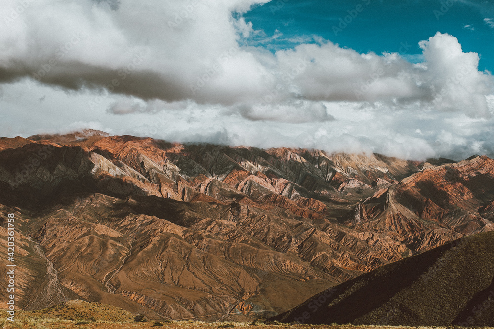 cerro de colores y nubes