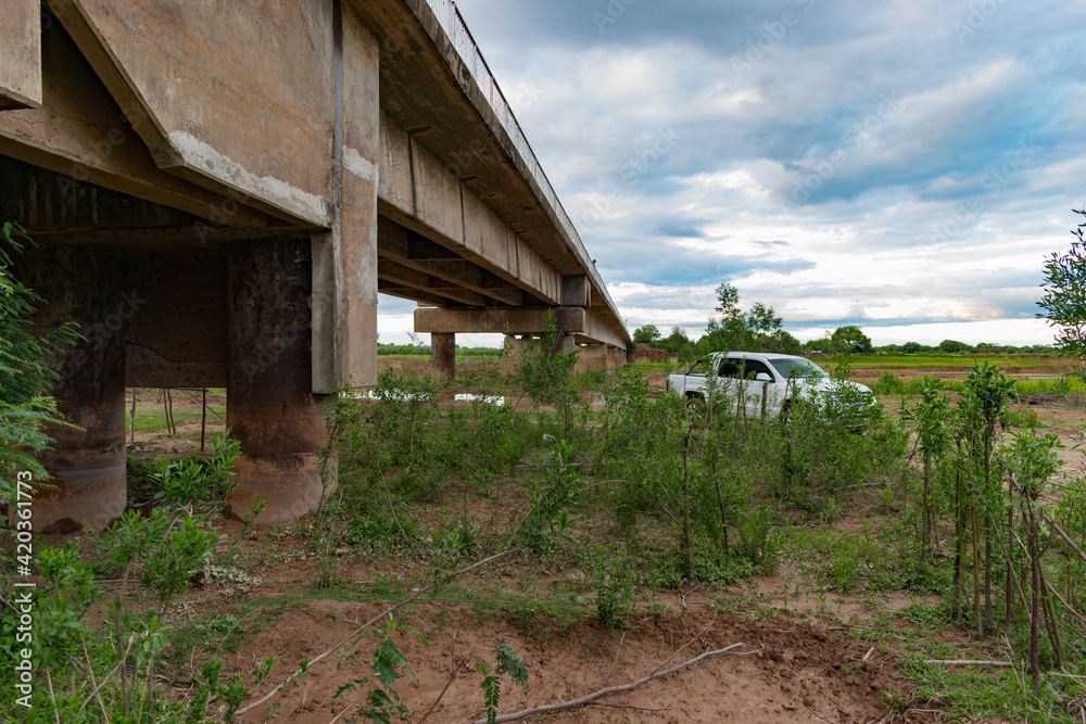 camioneta bajo el puente chaco - formosa que cruza el río Bermejo