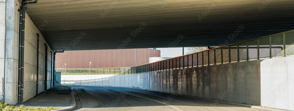 Obraz premium Passageway under a highway bridge