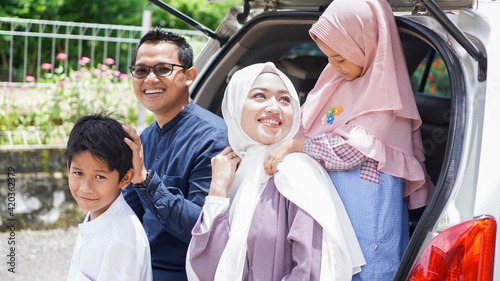 Muslim families travel back to their hometowns by car to celebrate Eid photo