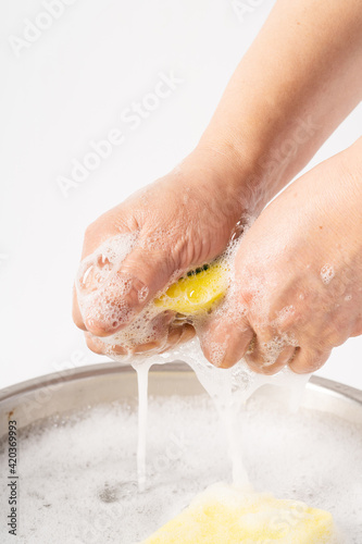 Cleaning the kitchen supplies cleaning sponge