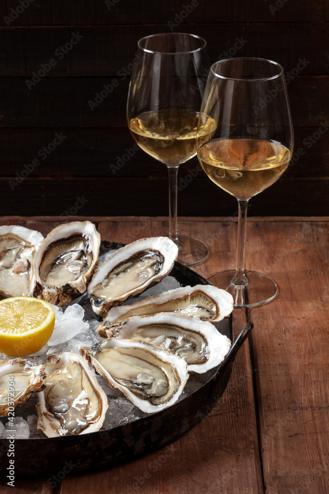Oysters with lemon and wine Oysters with lemon and wine