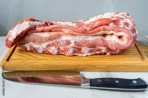 мясо свиньи лежащее на разделочной доске готовое к дальнейшей готовке