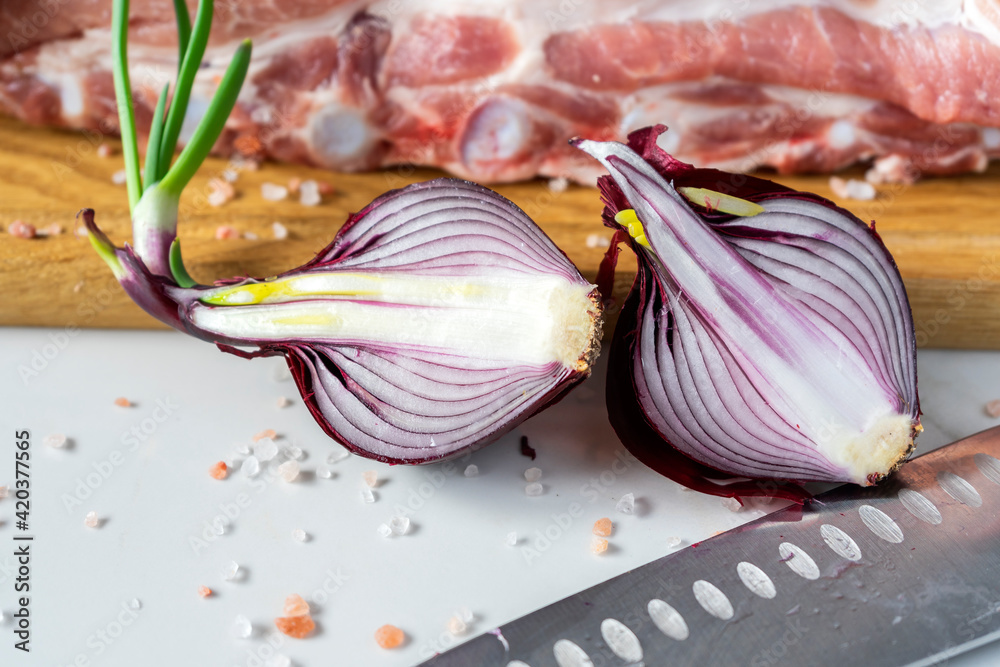 мясо свиньи лежащее на разделочной доске готовое к дальнейшей готовке ...
