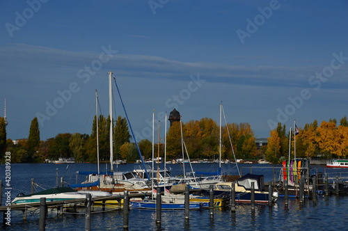 Marina am Fluss Spree im Herbst  Rummelsburg  Berlin