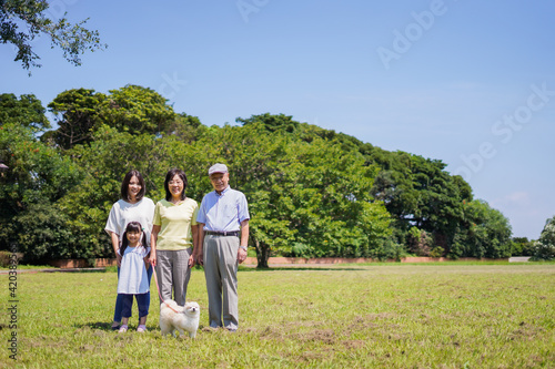 公園で楽しく過ごす家族