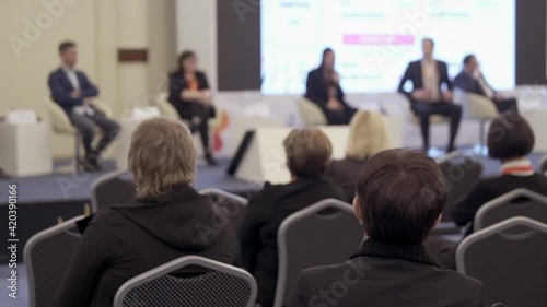 Wallpaper Mural Audience listens to the lecturer Torontodigital.ca