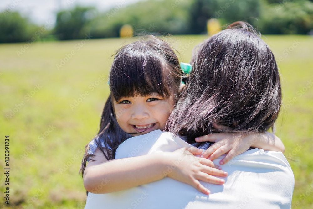 小さな子供を抱っこするお母さん 小さな子供を抱っこするお母さん