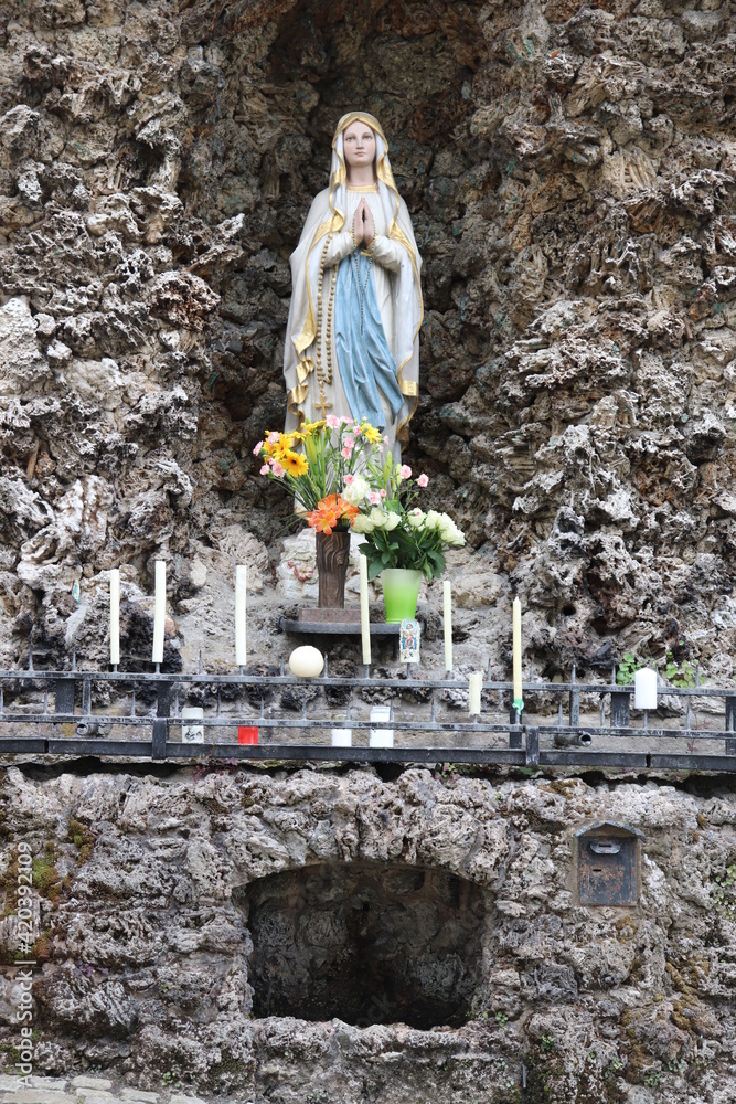 Lourdes Grotte Lourdesgrotte in Marienweiher Madonna Wallfahrt Stock ...
