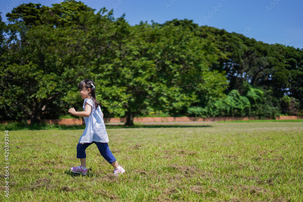 外で走り回る小さな女の子 外で走り回る小さな女の子